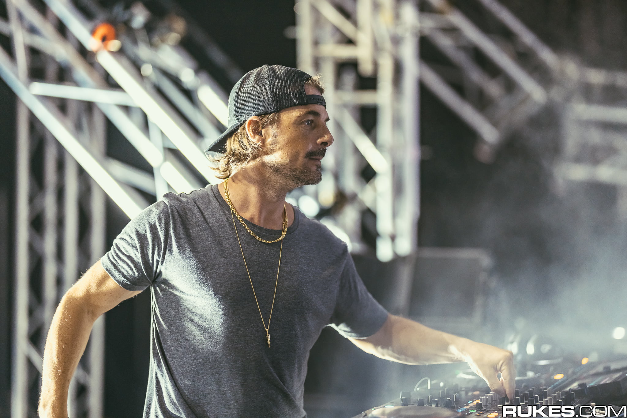Axwell provides ‘Mi Amor Remode’ edit to track with Thomas Newson & Corey James: Listen