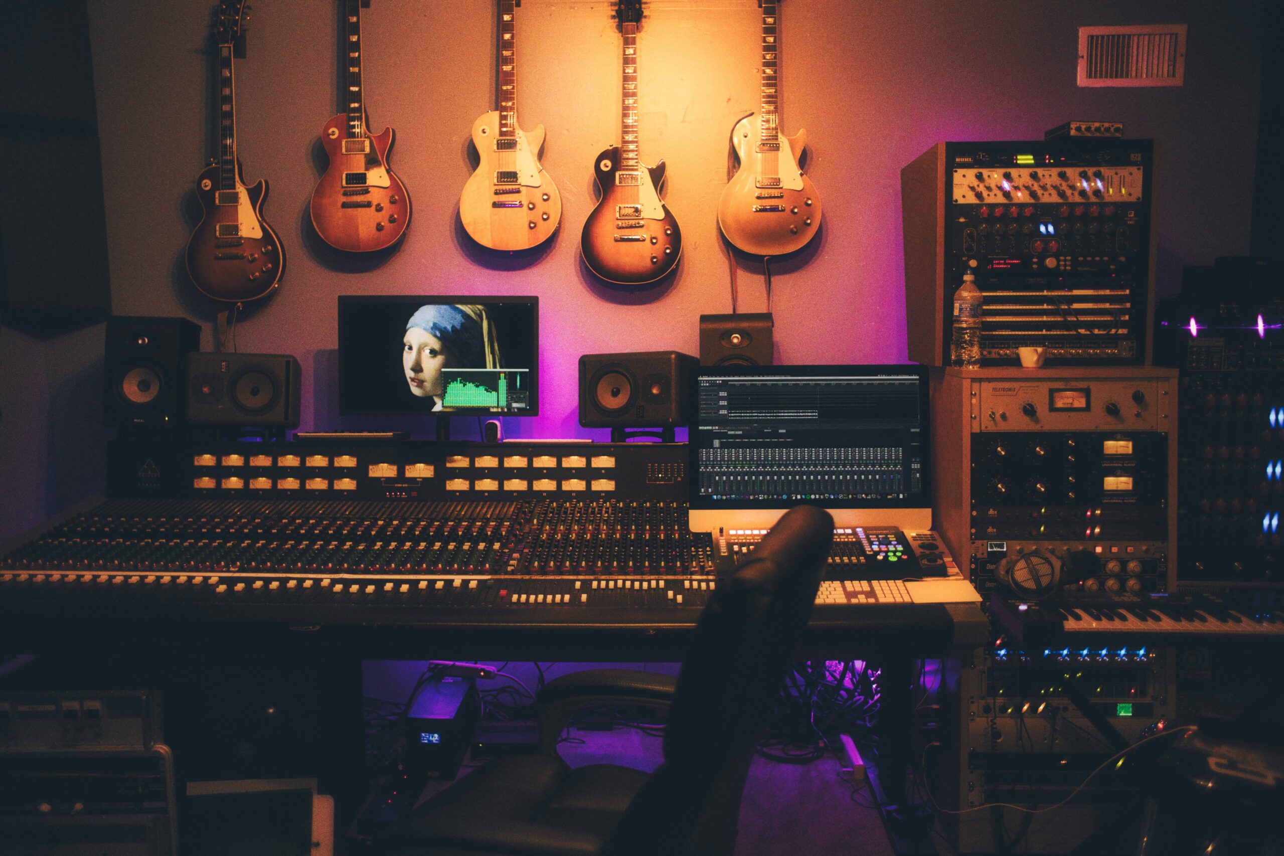 A Guide to Creating Engaging Visual Content for Music Production Education