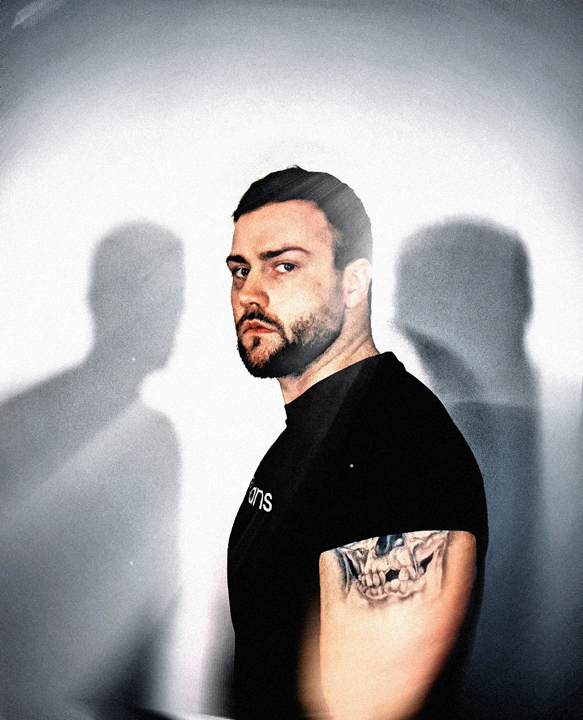 Damian Ellowayが「Duel of Gods」で映画的な暗さを探求：リッスン