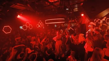 ドイツのナイトクラブで火災が発生、750人が避難