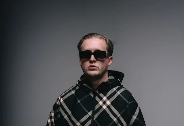 アルゼンチンのMax Deanのショー中にステージが観客に倒れる：動画